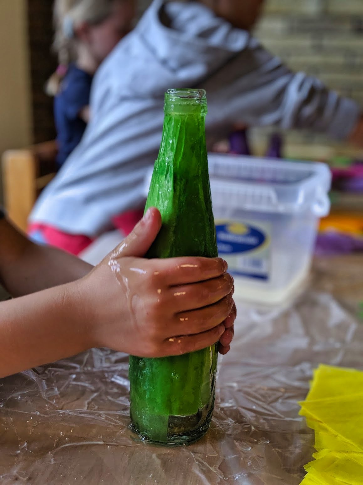 Kinder mit Flasche